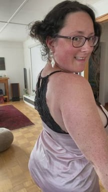 Tonight I'm gonna dance like this in front of you while I watch you stroking your dong