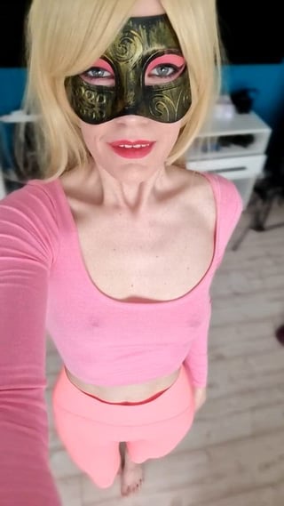 My pokies being gym ready in my new pink set. Im pretty sexy sure I'm going to cause some failed reps.