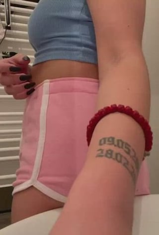 I think dudes like skinny college sluts with juicy behind