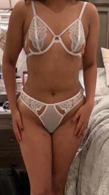 Fiance thinks men wont find her fine in a bikini.. what do yall think?