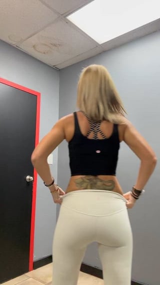 Mommy hides a lot of ass in her nylons