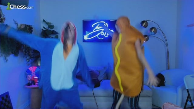 Andrea Botez show behind on stream