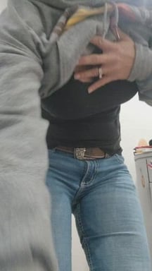 Massive titts, small waist, fat thighs!!