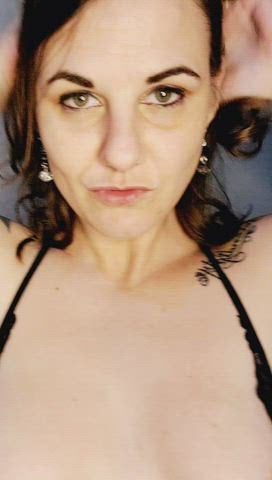 Green eyed goddess ready to play